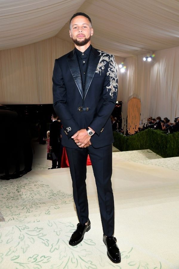 Stephen Curry in Versace_Met Gala 2021_OnlineHarbour Stephen Curry in Versace_Met Gala 2021_OnlineHarbour