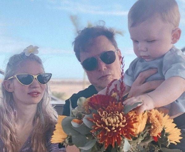 Eon Musk with girlfriend Grimes and baby X Eon Musk with girlfriend Grimes and baby X