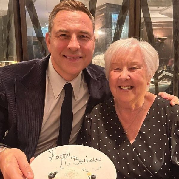 David Walliams with his mother in England_OnlineHarbour website David Walliams with his mother in England_OnlineHarbour website